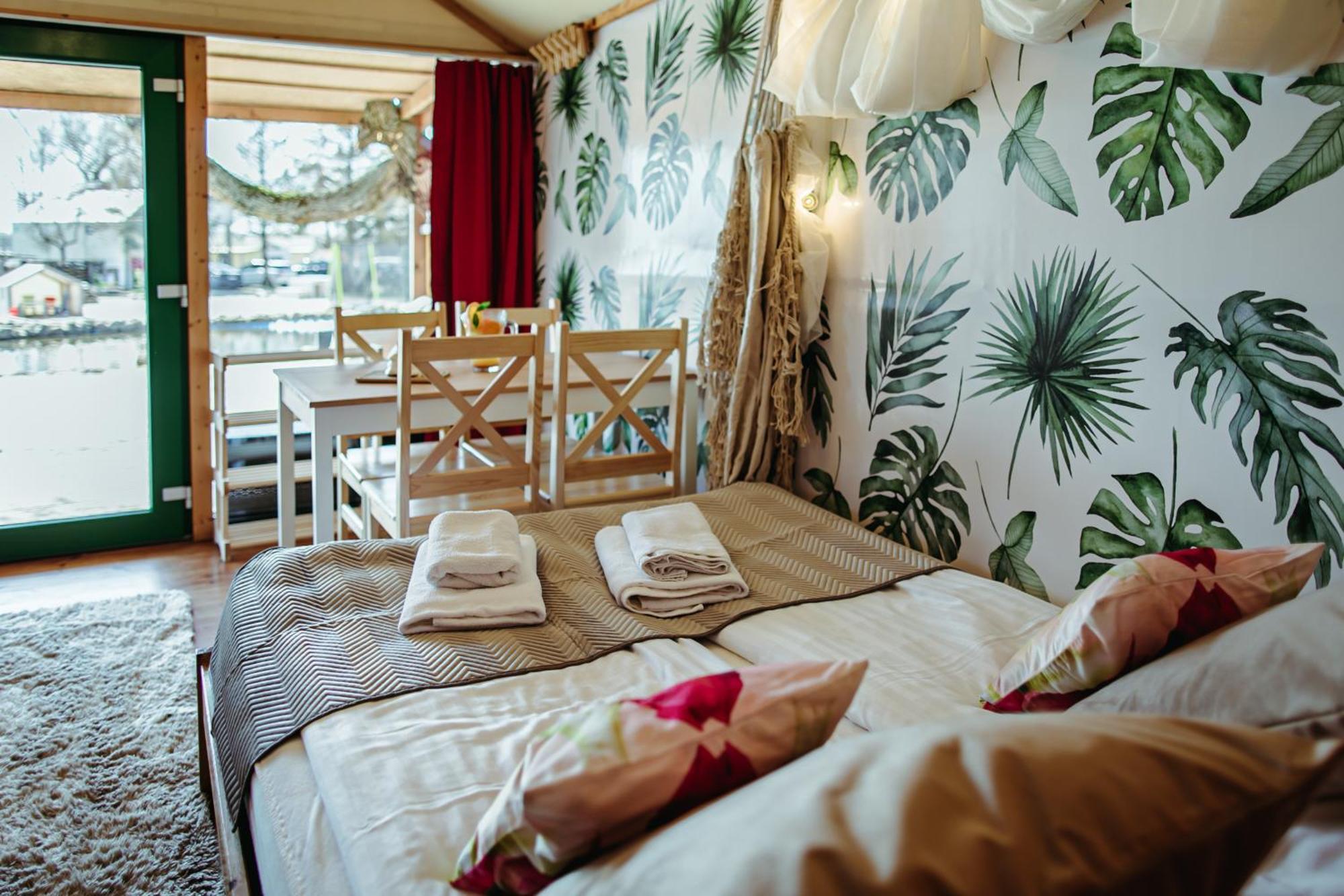 Herbals - Tree&Lake Houses With Bath, Sauna, Bikes, Motorboat เมียลโน ห้อง รูปภาพ